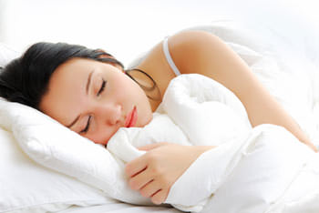 Как нужно спать, чтобы кожа была здоровой и красивой